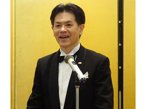 あいさつする本田正治社長